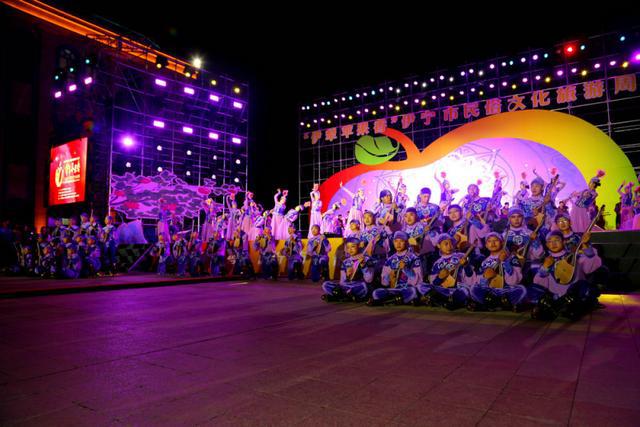 新疆伊宁:“伊犁苹果香”2024伊宁市民俗文化旅游周活动盛大启幕庆祝中华人民共和国成立75周年(图1) 新疆伊宁:“伊犁苹果香”2024伊宁市民俗文化旅游周活动盛大启幕庆祝中华人民共和国成立75周年(图1)