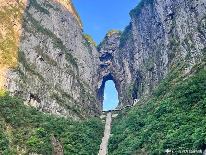 张家界五天怎么玩2025推荐带娃出行必看景点芙蓉镇凤凰古城(图2) 张家界五天怎么玩2025推荐带娃出行必看景点芙蓉镇凤凰古城(图2)